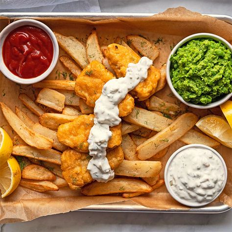 Vegan Fish and Chips with Mushy Peas - VeganEasy.org Green Peas Recipe, English Fish And Chips, Vegan Fish And Chips, Steak And Ale, Pub Grub, Fish Fingers, Mushy Peas, Eating Fish, Crispy French Fries