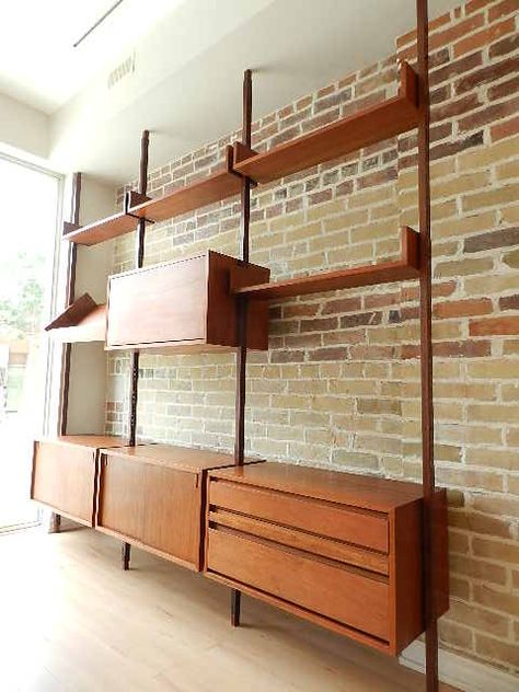 modular shelves! Royal System Shelving, Modular Shelves, Rosewood Furniture, Store Shelves Design, Butlers Pantry, Finn Juhl, Mid Century Modern Living Room, Modular Shelving, Living Room Shelves