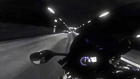 Night Ride Video, Motor Gif, Motor Dark, Motor Mobil, Motorcycle Aesthetic, Biker Aesthetic, Night Biking, Biker Love, Late Night Drives