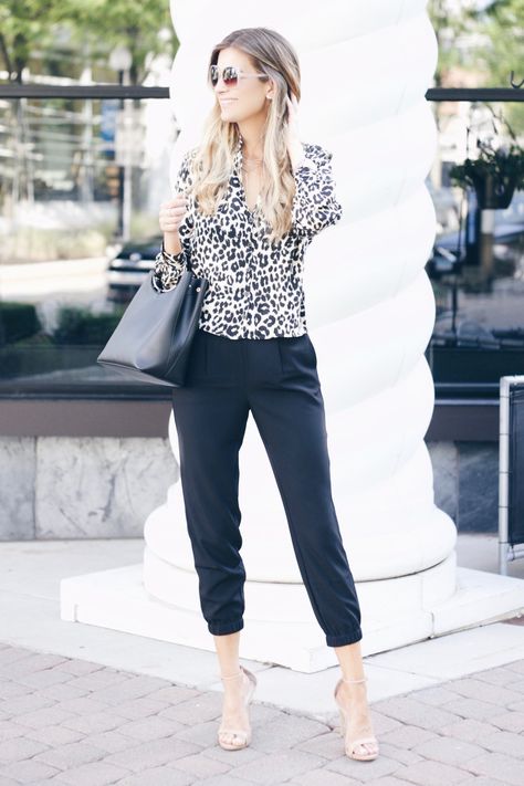 How to Get Away with Wearing Joggers at Work | How to Style Joggers for Work Joggers At Work, Joggers For Work, Jogger Office Outfit, Dress Up Joggers Outfits, Dressing Up Joggers Outfits, Joggers Outfit Women, How To Wear Joggers, Outfits Dressy, Wear To Work Dress