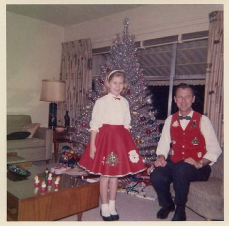 28 Funny Christmas Photos Funny Family Christmas Photos, Awkward Family Christmas, Funny Christmas Photos, Christmas Pictures Vintage, Matching Christmas Outfits, Old Time Christmas, Vintage Christmas Photos, Aluminum Christmas Tree, Poodle Skirt