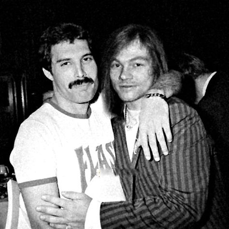 Freddie with Axl Rose of Guns and Roses Axel Rose, Rock Argentino, Eric Carr, Duff Mckagan, Queen Freddie Mercury, Musica Rock, Axl Rose, Queen Band, I'm With The Band