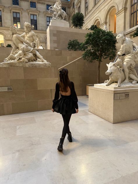 Muesem Girl, Meusum Girl Aesthetic, Louvre Museum Picture Ideas, Paris Museum Outfit, Musuem Outfits, The Louvre Outfit, Louvre Pictures Ideas, Louvre Pictures, Louvre Museum Outfit