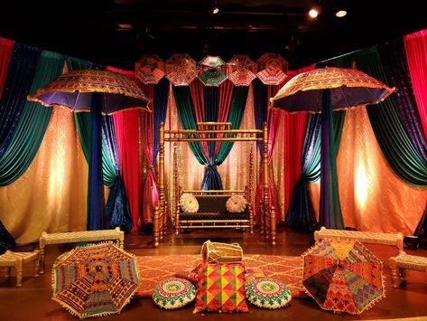 Punjabi Night, Punjabi Wedding Decor, Mehndi Stage Decor, Mehndi Stage, Peach Wedding Invitations, Mehendi Decor Ideas, Night Wedding Decor, Indian Wedding Decor, Mehndi Party