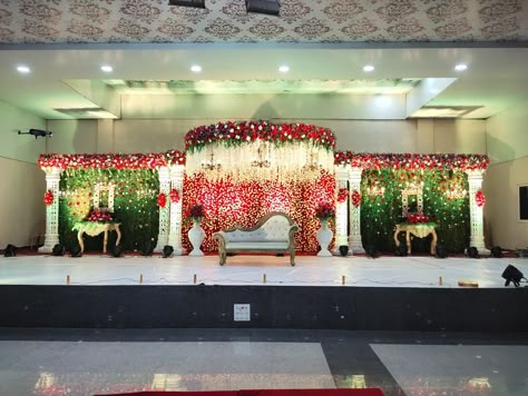 Dinner Stage Decoration, Muhurtham Decor, Reception Stage Decoration, Engagement Backdrops, Stage Decoration Photos, Wedding Backdrop Lights, Small Wedding Decor, Engagement Stage Decoration, Reception Stage