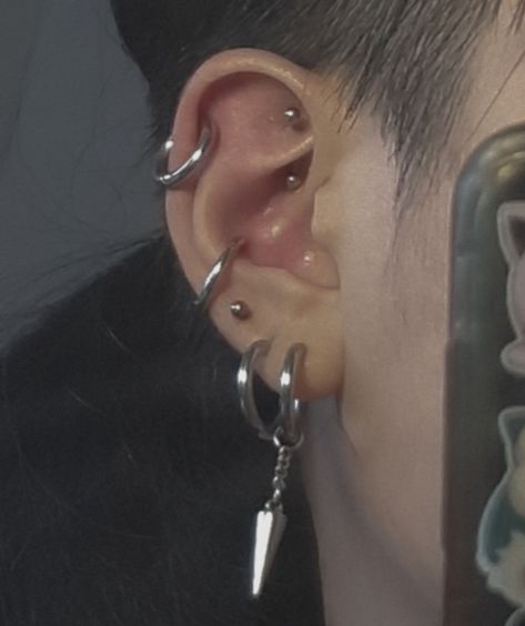 Ear Piercings 3 Lobe Earrings, Four Lobe Piercings, Conch Piercing Aesthetic, Conch Ear Piercings, Piercing Ideas Ears, Three Lobe Piercings, Conch Piercing Ideas, Piercing Facial, Conch Piercing Jewelry