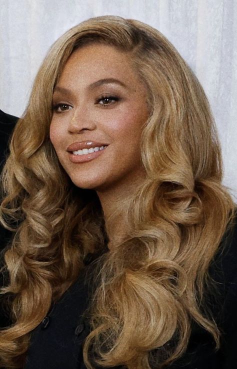 Beyonce 2000's Body, Beyonce Blonde Hair, Beyonce Hair Color, Beyonce Real Hair, Beyonce 2000's, Beyonce Body, Alien Superstar, Beyonce Pictures, Beyonce Blonde