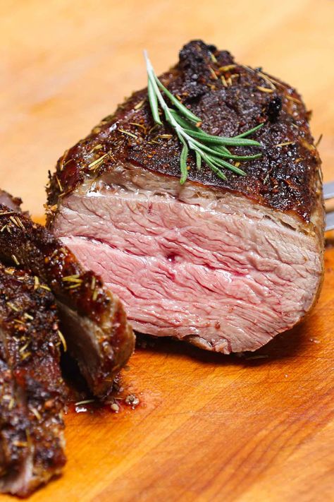 A juicy tri tip roast cooked to medium doneness in the oven Tritip Roast, Tri Tip In The Oven, Tritip Roast Recipes, Tri Tip Rub, Slow Cooker Tri Tip, Dishes For Christmas Dinner, Side Dishes For Christmas Dinner, Oven Roasted Tri Tip, Santa Maria Tri Tip