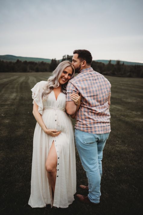 Maternity Photo Mom Only, Family Photos Pregnant Mom, Sunset Field Maternity Pictures, Spring Maternity Photoshoot Ideas, Mom To Be Photoshoot Photo Ideas, Gender Neutral Maternity Photos, Maternity Photo With Husband, Open Field Maternity Photoshoot, Nature Maternity Photos Couple