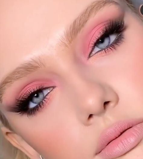 Pink Doe Eye Makeup, Pink Shimmer Eye Makeup, Pink Eye Makeup Festival, Pink Eyeshadow Aesthetic, Pink Eye Makeup Euphoria, Eye Makeup Pictures, Makijaż Smokey Eye, Eye Makeup Designs, Makeup Makeover