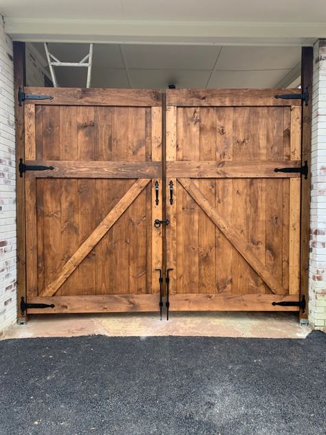 Hay Barn Doors, Diy Wooden Garage Door, Country Garage Ideas, Wood Shed Doors, Carport Door Ideas, Diy Wood Garage Door, Garage Barn Doors, Rustic Garage Doors, Diy Exterior Barn Door