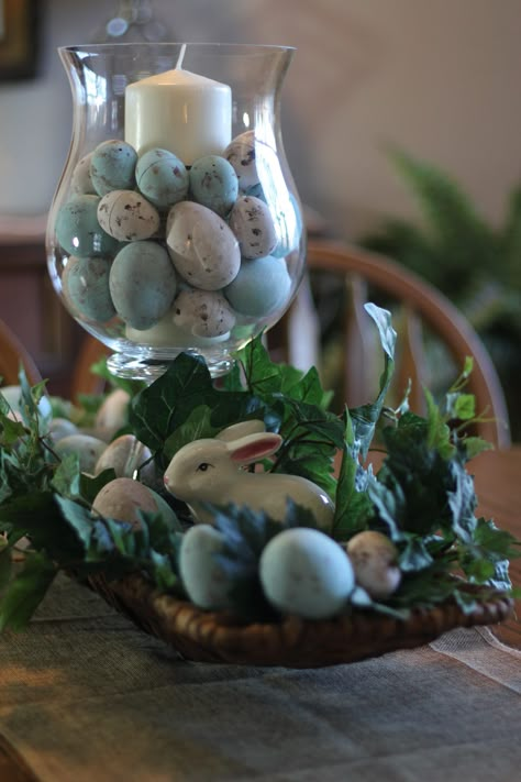 Easy Spring Decor Diy, Easter Centerpieces Table, Easter Ideas Decoration, Classy Easter Decor, Diy Easter Centerpieces, Spring Centerpiece Ideas, Easter House Decorations, Easter Egg Centerpiece, Walmart Crafts