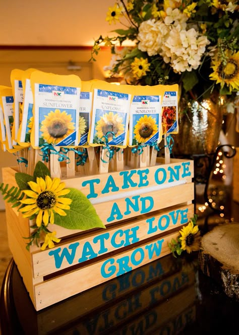 Sunflower Party Themes, Sunflower Birthday Parties, Sunflower Wedding Decorations, Sunflower Party, Sunflower Baby Showers, Sunflower Themed Wedding, Sunflower Bridal Shower, Bridal Sunflowers, בר מצווה