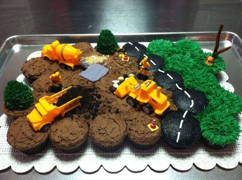 Construction cupcake cake Construction Cupcakes, Construction Birthday Cake, Nutella Buttercream, Pull Apart Cupcake Cake, Construction Theme Birthday Party, Pull Apart Cake, Construction Cake, Pull Apart Cupcakes, Construction Trucks