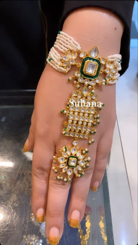 Hathful Designs Gold Kundan, Hathful Designs Rajputi, Haath Phool Jewellery Bridal, Rajputi Rings For Women, Rajputi Hathphool Design, Hathfool Designs In Gold, Haath Phool Jewellery Gold, Hathphool Gold Rajputi, Haath Phool Jewellery