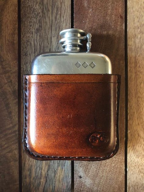 Antique Flask, Leather Wine Carrier, Leather Iphone Wallet, Mens Leather Accessories, Diy Leather Projects, Leather Flask, Wine Carrier, Leather Gear, Hip Flask