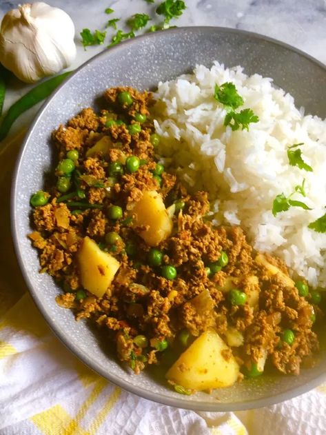 Spicy and fragrant mince curry, packed with beef mince, potatoes and peas. A humble and effortless, yet classic Cape Malay dish. Few things beat a warm, flavourful curry. My husband and I both love anything spicy, so Cape Malay, Indian and Thai curries make regular appearances at our dinner table.It's a mouthwatering meal that's so easy to rustle up. Don't be intimidated by the list of ingredients. It really is a very simple recipe that'll be ready in no time at all. If it's your first… Minced Beef Recipes Easy, Beef Massaman Curry, Potatoes And Peas, Cape Malay, Minced Beef Recipes, Easy Curry, Mince Recipes, Roast Beef Recipes, Beef Curry