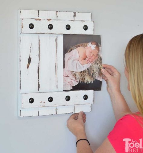 Easy Farmhouse Style Picture Frame 8x10 - Her Tool Belt Farmhouse Photo Frames, Farmhouse Style Frames, Cute Picture Frames, Picture Frame Crafts, Picture Frame Decor, Diy Picture Frames, Diy Picture, Free Plans, Wooden Picture