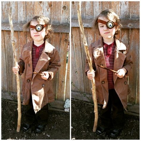 This child!!!!!!!! Tiny Alastor "Mad-Eye" Moody costume. www.elfwoodtreasures.com Mad Eye Moody Costume Diy, Mad Eye Moody Costume, Harry Potter Costume Ideas, Hogwarts Costume, Mad Eye Moody, Harry Potter Kostüm, Harry Potter Costumes, Harry Potter Halloween Costumes, Harry Potter Theme Birthday