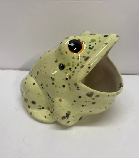 Ceramic Frog Sponge Holder, Frog Sponge Holder, Frog Ceramics, Frog Pottery, Frog Bowl, Diy Clay Rings, Ceramic Pinch Pots, Strawberry Kitchen, Ceramic Frogs