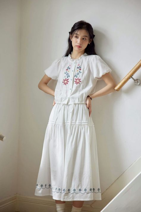 Young Mom Fashion, Young Mom Style, Magic Clothes, 2000s Japanese Fashion, Looks Pinterest, Mom Outfit, Modesty Outfits, Mom Fashion, Easy Trendy Outfits