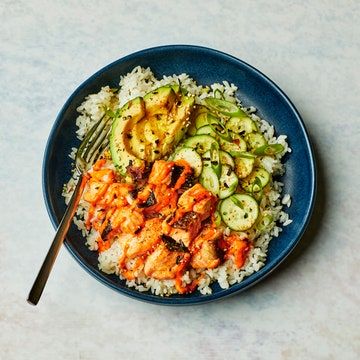 Salmon Roll Bowl, Spicy Salmon Bowl, Spicy Salmon Roll, Salmon Roll, Salmon Rice Bowl, Quick Pickled Cucumbers, Salmon Bowl, Rice Bowls Recipes, Spicy Salmon