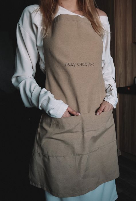 Artist Apron Aesthetic, Work Uniforms Aesthetic, Cafe Apron Aesthetic, Apron Aesthetic Cooking, Cafe Uniform Aesthetic, Apron Aesthetic, Aesthetic Apron, Celemek Masak, Cafe Uniform