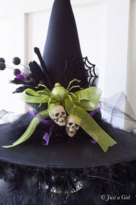 This bewitching centerpiece takes almost no time to make.  Get the tutorial at Tidy Mom. Decorated Witch Hat, Diy Witch Hat, D�écoration Table Halloween, Diy Witch, Table Halloween, Homemade Halloween Decorations, Witch Diy, Halloween Centerpiece, Adornos Halloween