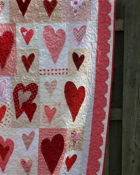 Valentine Quilts Patterns Free, Heart Quilt Patterns, Quilt Pattern Ideas, Recycle Fabric Scraps, Valentine Quilts, Valentine Quilt, Heart Quilts, Heart Quilt Pattern, Patchwork Heart