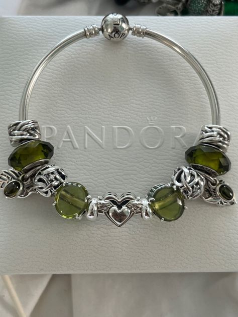 Pandora Bracelet Charms Ideas Silver, Green Pandora Bracelet, Pandora Green, Pandora Bracelet Charms Ideas, Girly Bracelets, Pandora Bracelet Designs, Pandora Jewelry Charms, Crystal Bead Jewelry, Preppy Jewelry