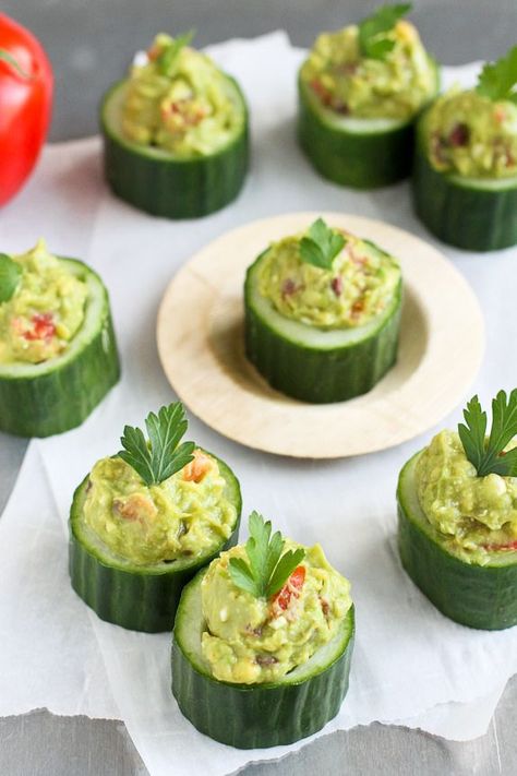 Greek Avocado and Feta Cucumber Cups #greek #avocado #cucumber Feta Cucumber, Avocado Appetizer, Cucumber Cups, Avocado Recipes Healthy, Avocado Dessert, Healthy Appetizer Recipes, Grilled Fruit, Stuffed Avocado Healthy, Snacks Für Party