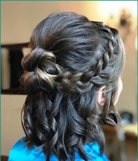 Mexican Party Hairstyles, Quince Hairdos, Quinceañera Planning, Quince Hair, Bun Braid, Mexican Hairstyles, Mini Bun, Hair Styles For Short Hair, Styles For Short Hair