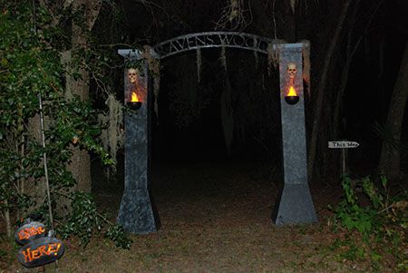 Diy Graveyard Entrance, Halloween Driveway Entrance, Halloween Gates Entrance, Halloween Cemetery Entrance, Halloween Entrance Arch, Cemetary Halloween Ideas, Halloween Crypt Diy, Haunted Trail Entrance, Diy Halloween Cemetery Entrance