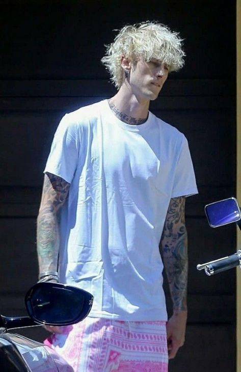 Mgk Long Hair, Male Short Hair, Bleached Hair Men, 2000s Hair, Male Haircuts Curly, Messy Haircut, White Blonde Hair, Colson Baker, Character Inspiration Male