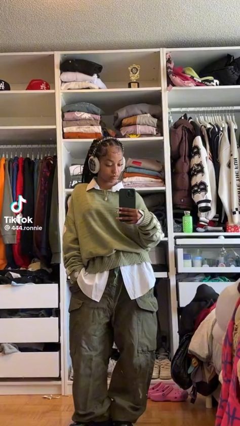 tiktok: 444.ronnie Check more at https://howcandothis.com/womenstyle/tiktok-444-ronnie/ 444 Ronnie, Parachute Pants Outfit, Street Style Outfits Casual, Cute Modest Outfits, Earthy Outfits, Effortlessly Chic Outfits, Outfit Inspo Casual, Tomboy Outfits, Tomboy Style Outfits