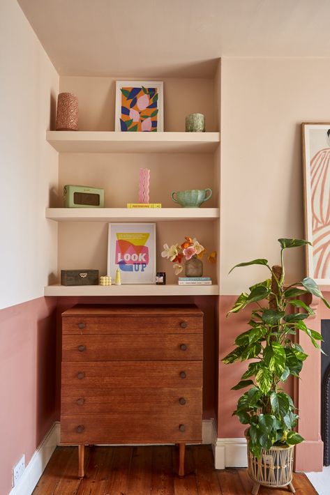 Alcove shelving and mid-century furniture in home tour featured in Volume 14 of 91 Magazine - publishing in October 2022. Theme is Joy, the issue is filled with creative interiors and independent businesses to inspire your home and life. Photo: Kasia Fiszer Alcove Storage Living Room, Alcove Bookshelves, Bedroom Alcove, Alcove Ideas Living Room, Alcove Shelves, Alcove Storage, Alcove Cupboards, Alcove Shelving, Bedroom Fireplace