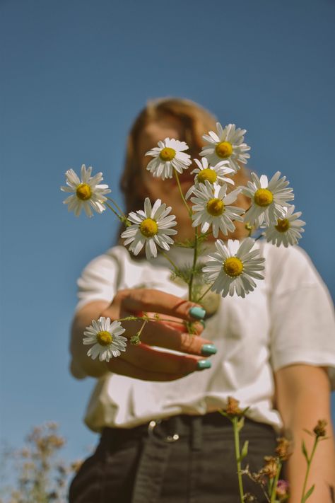 Happiness Motivation, Flowers Instagram, Faceless Portrait, Travel Pictures Poses, Photography Inspiration Portrait, Self Portrait Photography, Creative Portrait Photography, Summer Photoshoot, Spring Photos