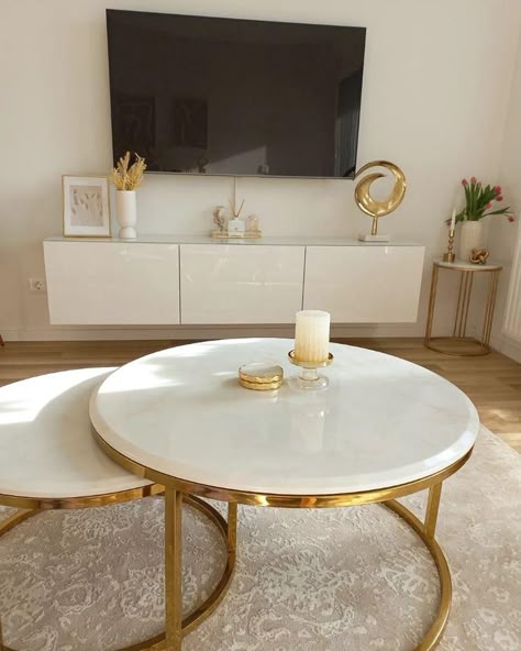 White And Gold Theme Living Room, Gold And White Apartment, White And Gold Living Room, Classy Living Room, Decor Ideas Bedroom, Latest Living Room Designs, Gold Living Room, Apartment Living Room Design, Home Decoration Ideas