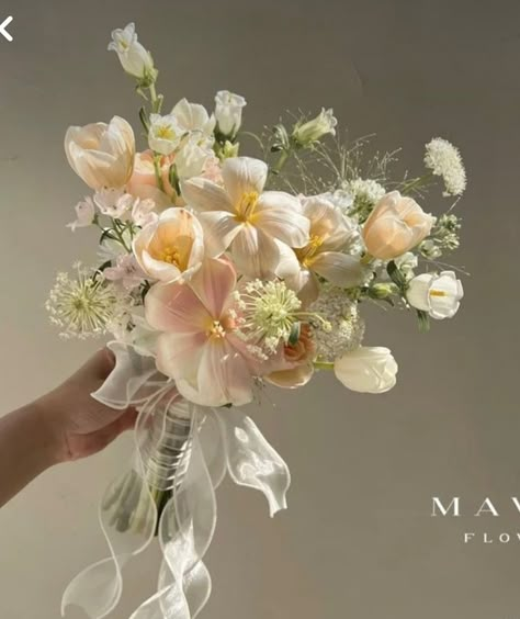 Bridesmaid Flower Arrangements, Coquette Wedding Bouquet, Modern Simple Wedding Bouquet, Dainty Floral Bouquet, Soft Color Wedding Bouquet, Soft Floral Arrangements, Dreamy Wedding Bouquet, Simple Neutral Wedding Bouquet, Bouquet Of Flowers Wedding Bridesmaid