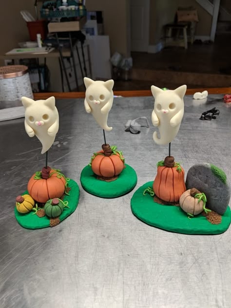 Sculpey Halloween, Clay Cat Easy, Clay Pumpkin, Mini Clay Halloween, Haloween Decoracion Clay, Halloween Polymer Clay, Pumpkin Clay Art, Halloween Clay Crafts, Halloween Polymer Clay Ideas