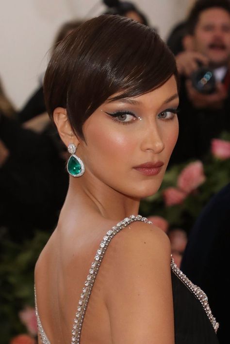 Bella Hadid Pixie Cut Wig Met Gala 2019 Facial Types, Gigi Bella, Pixie Geldof, Super Short Haircuts, Soft Dramatic, Very Short Haircuts, Dramatic Style, Curly Pixie, Cut Her Hair