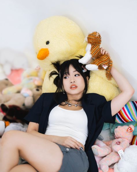 Posing With Stuffed Animals, Stuffed Animals Photoshoot, Poses With Stuffed Animals, Magazine Shoot Ideas, Stuffed Animal Photo Shoot, Korean Magazine Photoshoot, Plushie Photoshoot, Hairstyles Asian Girl, Fun Headshot Ideas