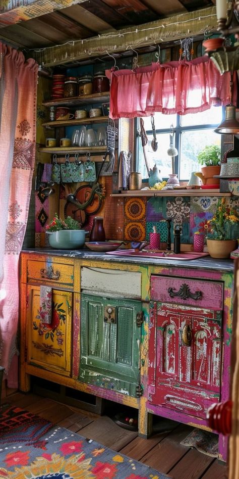 10 Brilliant garden Decor Ideas for a Modern Look Unique Tiny Home Ideas, Retro Craft Room, Maximalist Balcony, Diy Boho Kitchen, Funky Kitchen Ideas, Colorful Eclectic Kitchen, Quirky House, Boho Style Kitchen, Boho Kitchen Ideas