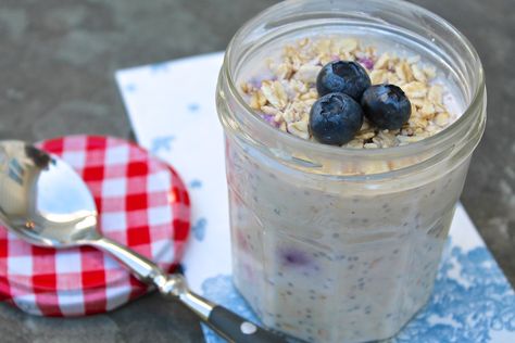 Overnight No-Cook Oatmeal Yogurt Cup Overnight Chia Oatmeal, Smoothie Recipes Oatmeal, Chia Oatmeal, Cook Oatmeal, Overnight Chia, Frozen Fruit Recipes, School Meal, Oat Meal, Blackberry Smoothie