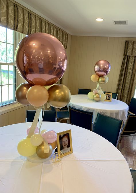 balloon center pieces! #balloons #party decor Hen Party Balloon Ideas, Picture And Balloon Centerpieces, Table Top Balloon Decorations, Table Top Balloons, Balloon Center Piece Ideas, Center Piece Balloon, Clear Balloon Centerpieces, Table Top Balloon Centerpieces, Balloon Board