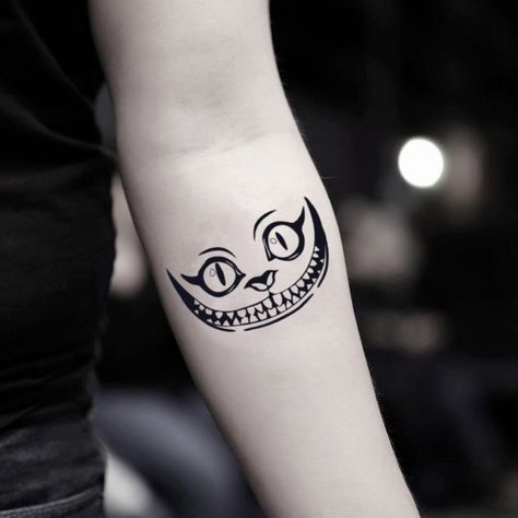 Caterpillar Tattoo, Cheshire Cat Tattoo, Kitten Tattoo, Tatuagem Masculina Pequena, Smile Tattoo, Tattoo Face, Wonderland Tattoo, Cat Tattoo Designs, Weird Tattoos