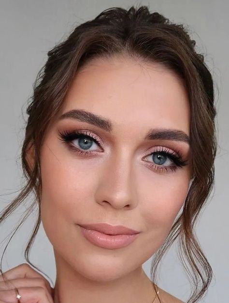 Bridal Makeup Smokey Eye Natural, Bridesmaids Makeup Ideas Hooded Eyes, Wedding Makeup For Green Eyes Cat Eye, Hooded Eye Bridesmaid Makeup, Blue Eyes Dark Hair Makeup, Makeup Ideas For Sage Green Dress, 20 Makeup, Wedding Makeup Cat Eye, Cat Eye Bridal Makeup