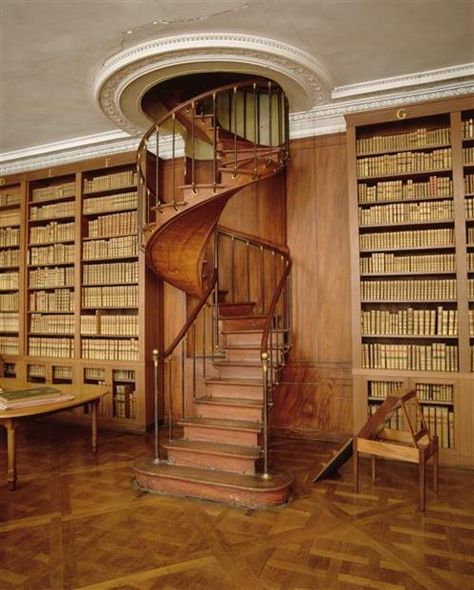 spiral staircase, Emperor's Private Library at Chateau Fontainebleu | Seine-et-Marne, France Journal Photography, Education Photography, Ideas Journal, Photography School, Casa Vintage, Inspire Me Home Decor, Home Libraries, Fantasy House, Education Ideas