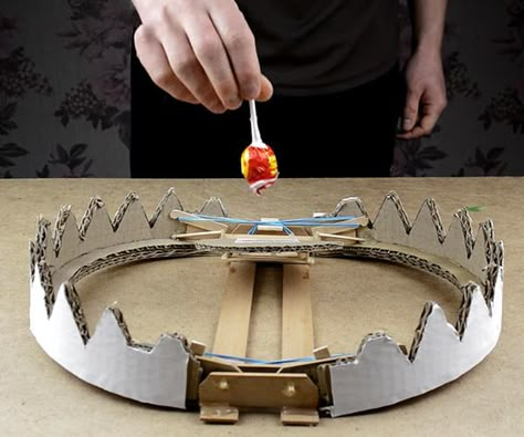 DIY Cardboard Bear Trap Cute Cardboard Craft Ideas, Prop Making Theatre, Cardboard Props Diy, Cardboard Crafts Halloween, Cardboard Bear, Diy From Cardboard, Diy Vampire, Larp Diy, Make A Bear