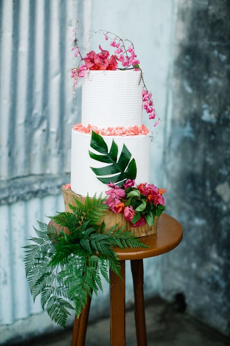 Bula Bride Fiji Wedding Blog / Colourful Fiji Wedding Inspiration Shoot. Captured by Leezett Photography. Creative Direction Bula Bride. Tropical Wedding Cake, Jungle Wedding, Tropical Wedding Theme, Fiji Wedding, Tropical Wedding Inspiration, Fiesta Tropical, Floral Wedding Cakes, Tiered Cake, Boda Mexicana